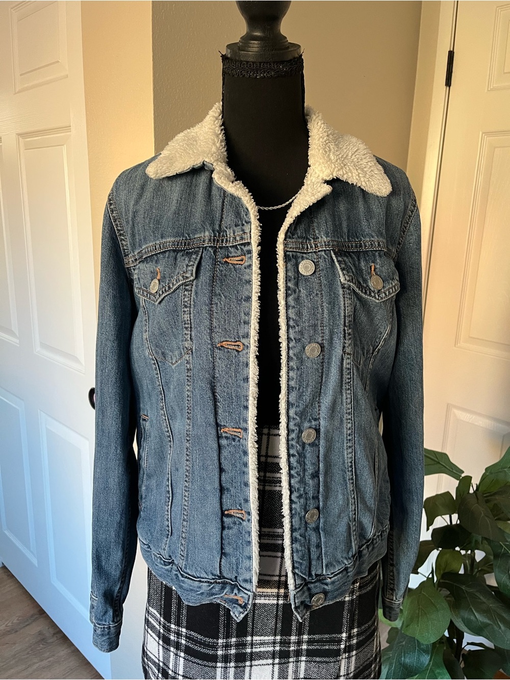Gap Denim Sherpa-Lined Trucker Jacket Size Medium